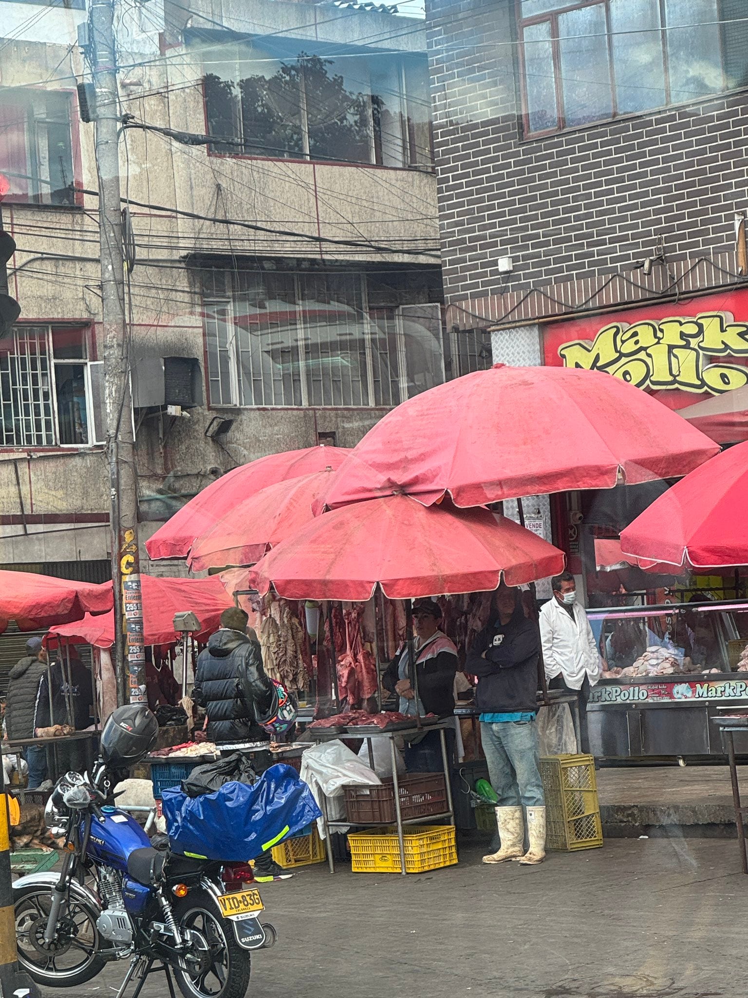 Los puestos junto a la Autopista Sur exhiben carne al aire libre y la trasladan en carretillas sin mecanismos visibles para mantener la cadena de frío - crédito X