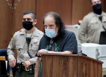 IMAGEN DE ARCHIVO. La estrella del porno Ron Jeremy se presenta en el Tribunal Superior del Condado de Los Ángeles, EEUU, Junio 23, 2020. Robert Gauthier/Pool vía REUTERS/