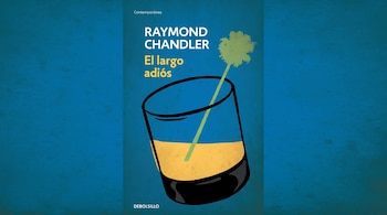 Portada del libro 'El largo adiós' de Raymond Chandler con un vaso con bebida amarilla y una palmera estilizada sobre fondo azul oscuro texturizado.