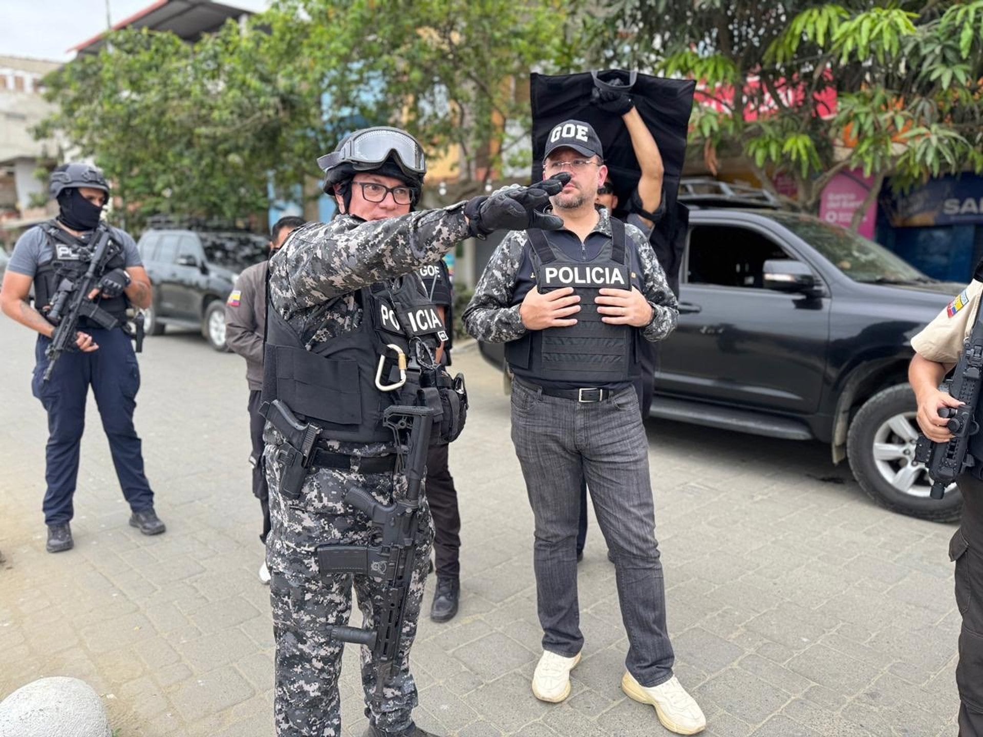 El comandante de la Policía de Manabí, Wladimir Acurio, da explicaciones al ministro de Interior de Ecuador, John Reimberg (Europa Press)