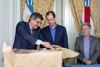 Jorge González junto al ex gobernador Gustavo Bordet.