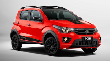 Un automóvil compacto de color rojo de la marca Fiat con techo negro y rines oscuros sobre un fondo blanco