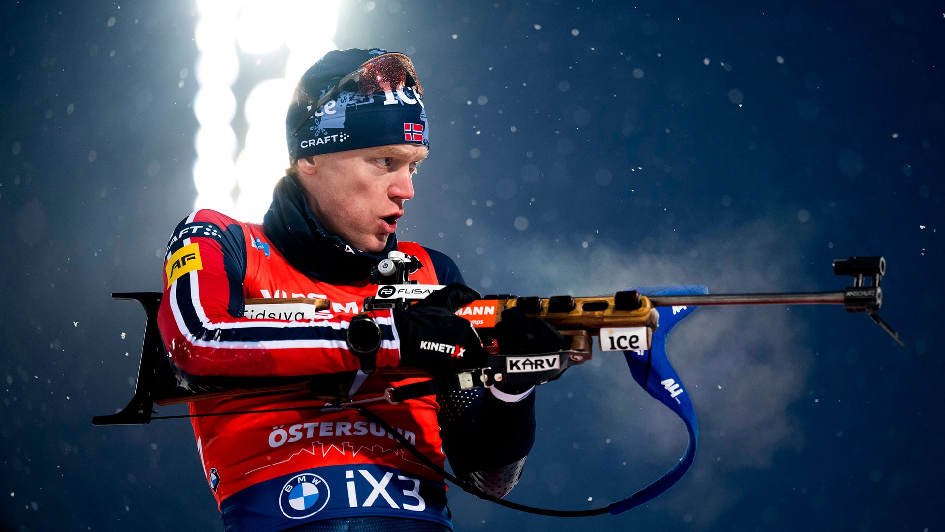 Sus compañeros lo hallaron sin vida en su cuarto después de que se habían preocupado porque no asistió al desayuno a la hora prevista (Crédito: Grosby)