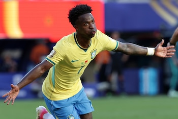Vinícius Junior, de Brasil, festema su tanto en el partido mundialista ante Marruecos (AP)