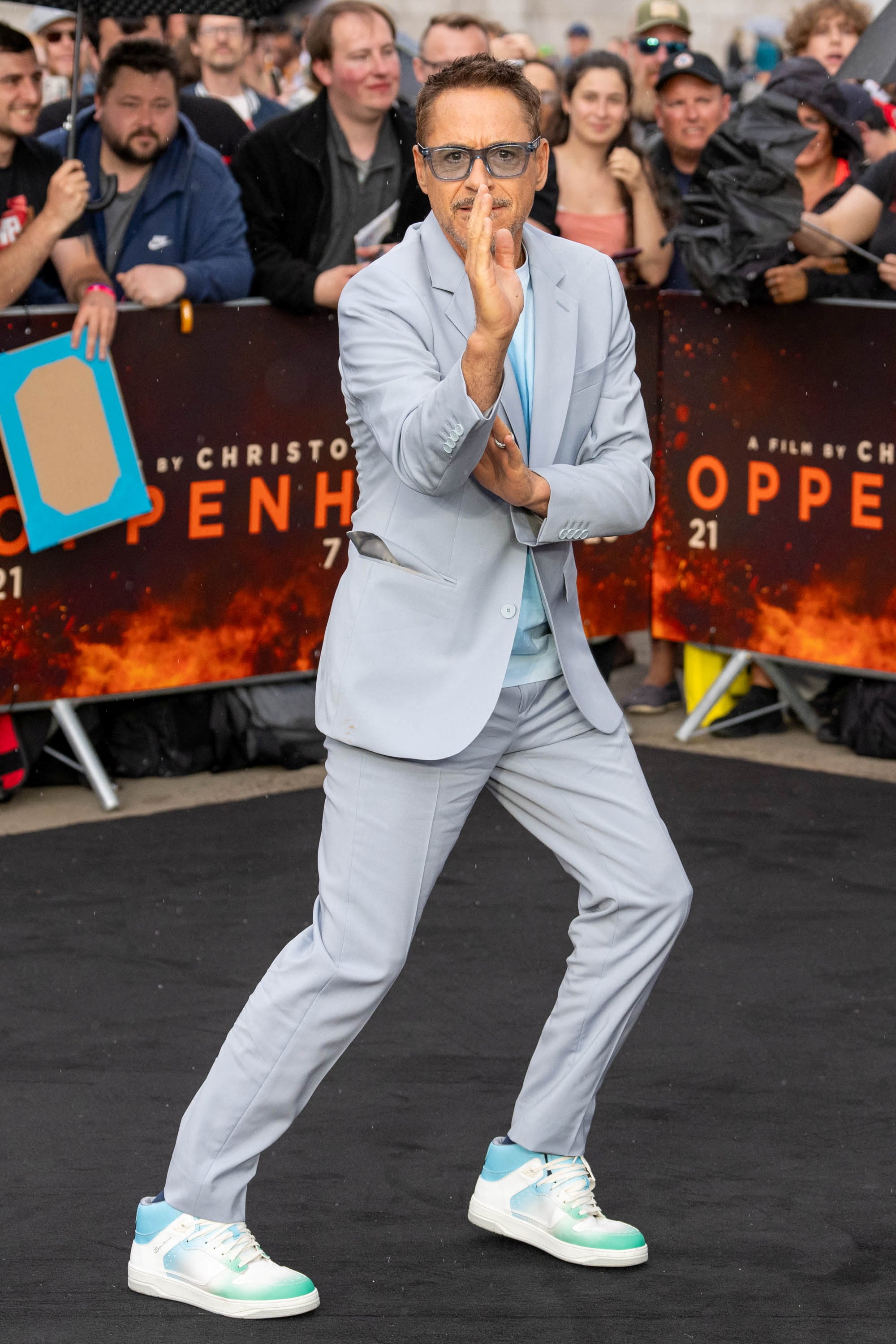Traje celeste claro, camiseta azul pastel y zapatillas blancas con detalles verdes y azules en una premiere (REUTERS/Maja Smiejkowska)