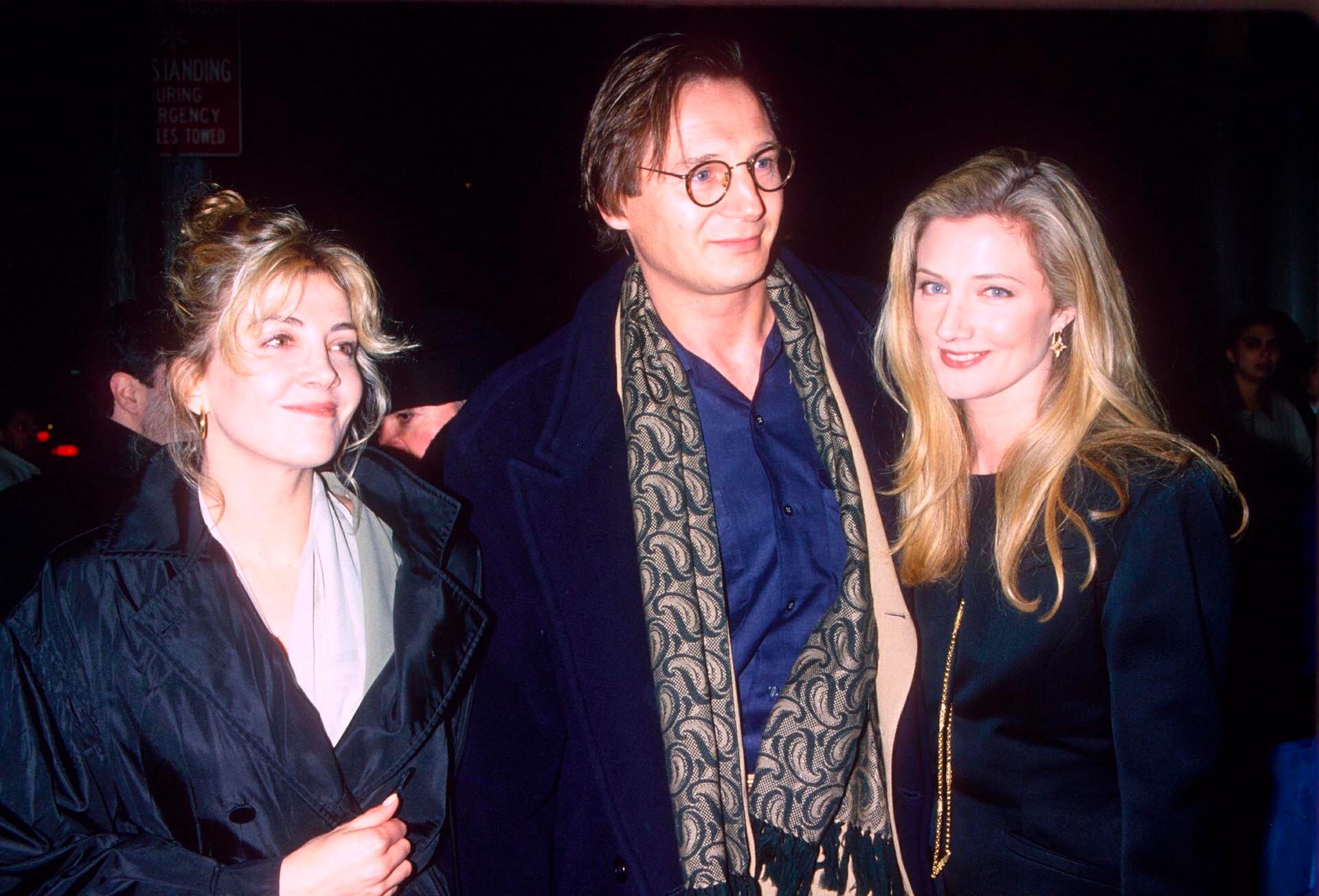 Liam Neeson junto a Natasha Richardson y su hermana Joely quien respaldó la nueva relación entre ambos