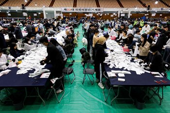 Funcionarios de la Comisión Electoral