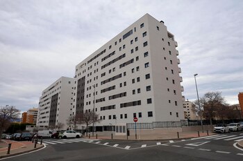 Vista general del bloque de viviendas de la playa de San Juan en Alicante (EFE / Morell)