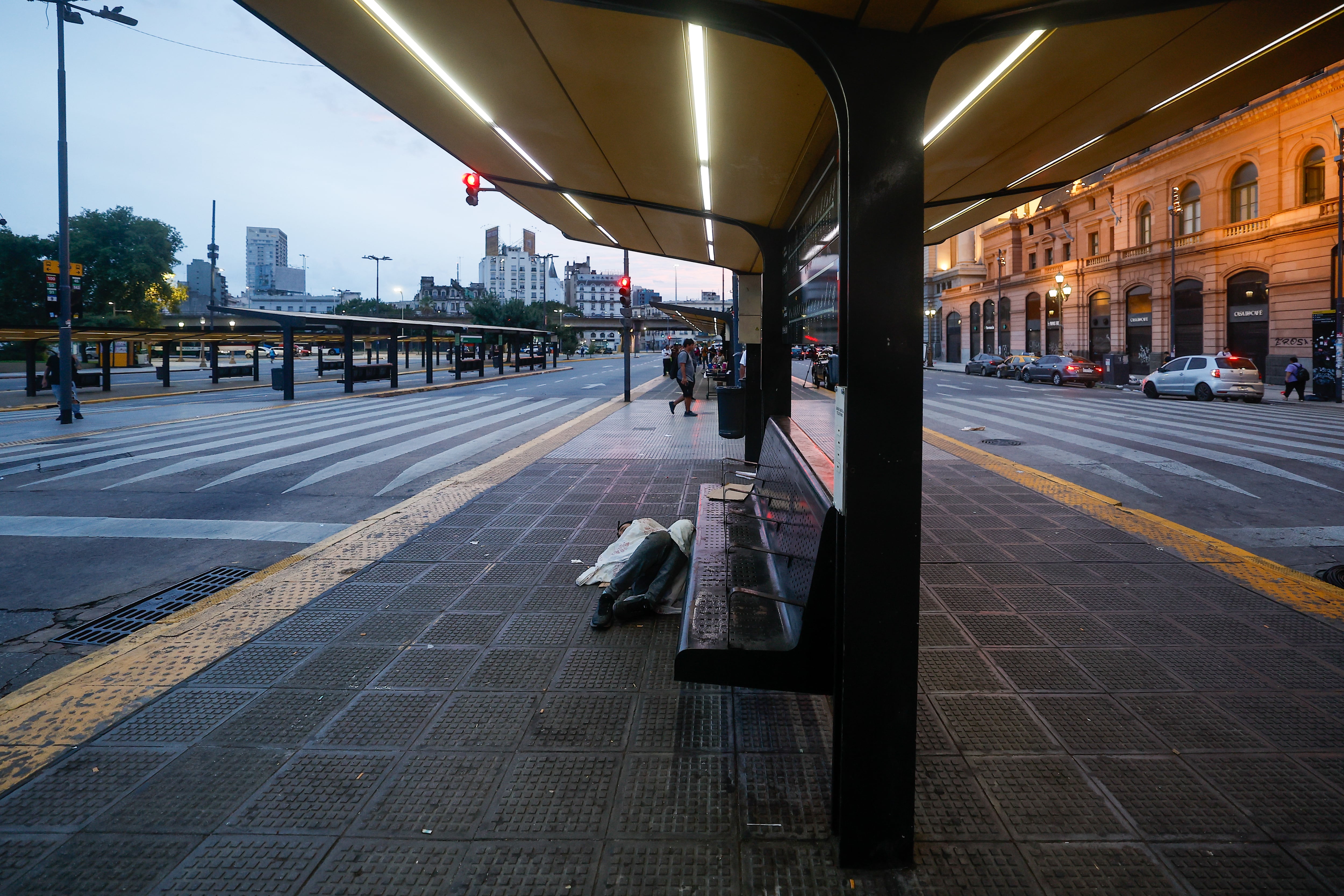 Constitución, convertida en un desierto por el paro de la CGT (Foto: EFE/Juan Ignacio Roncoroni)