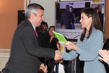 29/01/2024 El director de comunicación del CPE, Luis Leardy, recibe el Premio Nacional de Discapacidad Reina Letizia en Deporte Inclusivo de manos de la Reina, en el Palacio Real de Aranjuez.
El director de comunicación del Comité Paralímpico Español (CPE), Luis Leardy, ha recibido este lunes de manos de Su Majestad el Premio Nacional de Discapacidad Reina Letizia en la categoría de Deporte Inclusivo, durante el acto de entrega de galardones celebrado en el Palacio Real de Aranjuez.
DEPORTES
CPE