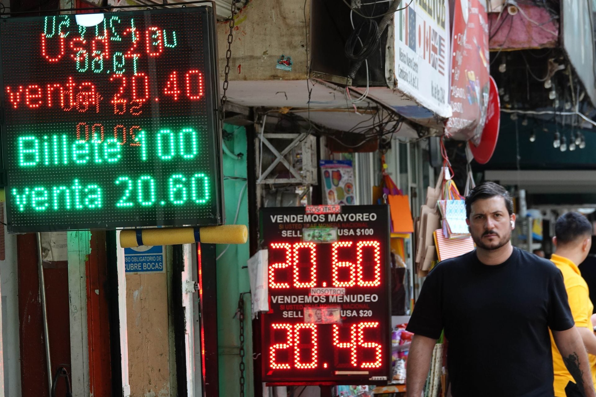 Dólar cae por debajo de los 18 pesos: así amaneció el tipo de cambio hoy 23 de diciembre