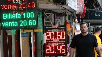 Dólar rompe racha negativa en