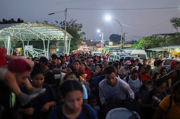 Decenas de personas migrantes quedan varados en la Frontera. REUTERS/Raquel Cunha