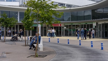 La crisis que desborda la sanidad en Extremadura: dimisiones, ceses y guardias extra para residentes en el Hospital de Cáceres