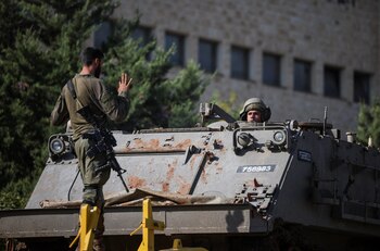 Soldados israelíes montan guardia en