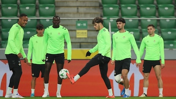 El Betis pierde al descanso