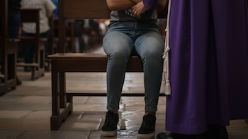 Una persona se sienta en