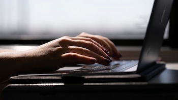 ¿Una laptop de la empresa basta para ser trabajador? La Corte Suprema fijó los criterios para responder