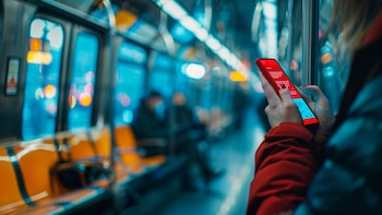 Los celulares están configurados para buscar redes WiFi automáticamente si no se desactiva este ajuste. (Imagen Ilustrativa Infobae)