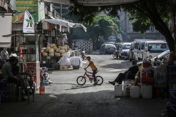 17/06/2020 17 June 2020, Syria, Idlid City: A boy plays with his bicycle in a street in the rebel-held city of Idlib. The local monetary authorities decided to inject the market with the Turkish currency as well as US dollars instead of the Syrian national currency, which has tumbled in recent weeks. Syria's central bank on Wednesday raised the exchange rate of the dollar against the local pound, as the new so-called US "Caesar Act" went into effect on Wednesday. The act penalizes individuals, institutions and companies, both Syrian and foreign, supporting military activities in Syria by President Bashar al-Assad and his allies. Photo: Anas Alkharboutli/dpa
POLITICA INTERNACIONAL
Anas Alkharboutli/dpa
