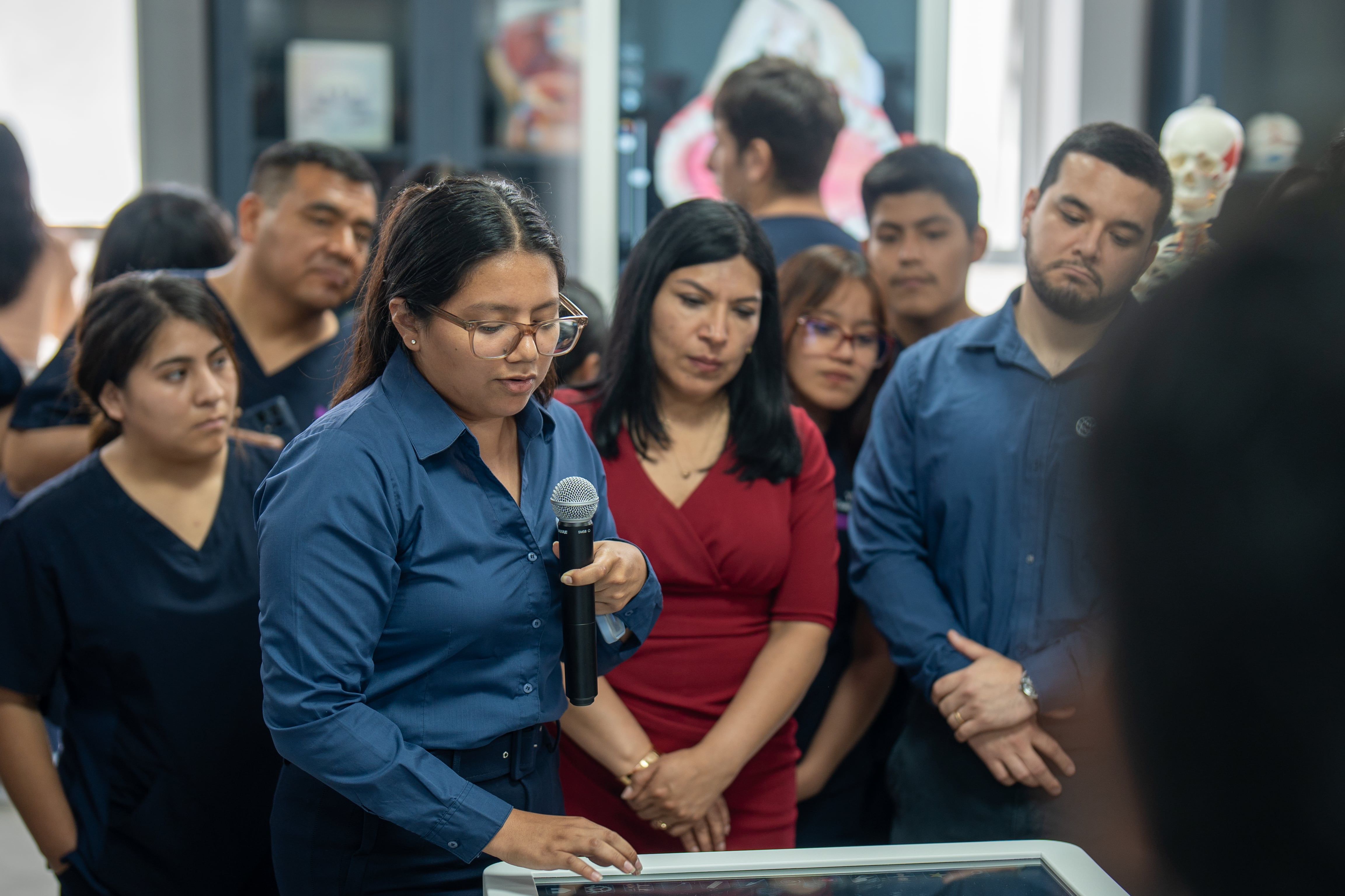 El laboratorio cuenta con seis equipos de disección de alta tecnología que simulan condiciones reales clínicas y contienen recreaciones anatómicas completas de diferentes tipos de cuerpos, permitiendo el estudio detallado de anatomía, fisiología e histología. Foto: Difusión