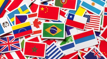 Colección de tarjetas con bordes blancos que reproducen banderas de países como Brasil, China, Chile, Marruecos y Estados Unidos.