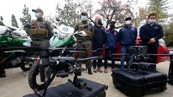 Amigos de presos de una cárcel de Chile fueron capturados mientras lanzaban pelotas con droga a su interior