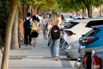 Varios alumnos de camino al instituto el pasado 8 de septiembre en Móstoles, Madrid. (Eduardo Parra / Europa Press)