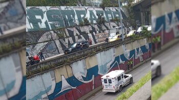 Mujer se habría lanzado desde