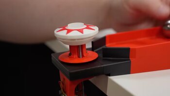 La reducción de escala obliga a fabricar a medida los parachoques y los flippers mecánicos de la máquina de pinball.
