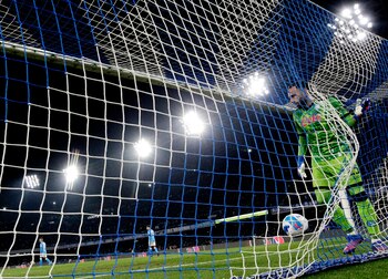 Soccer Football - Serie A - Napoli v AC Milan - Stadio Diego Armando Maradona, Naples, Italy - March 6, 2022 Napoli's David Ospina looks dejected after AC Milan's first goal REUTERS/Ciro De Luca