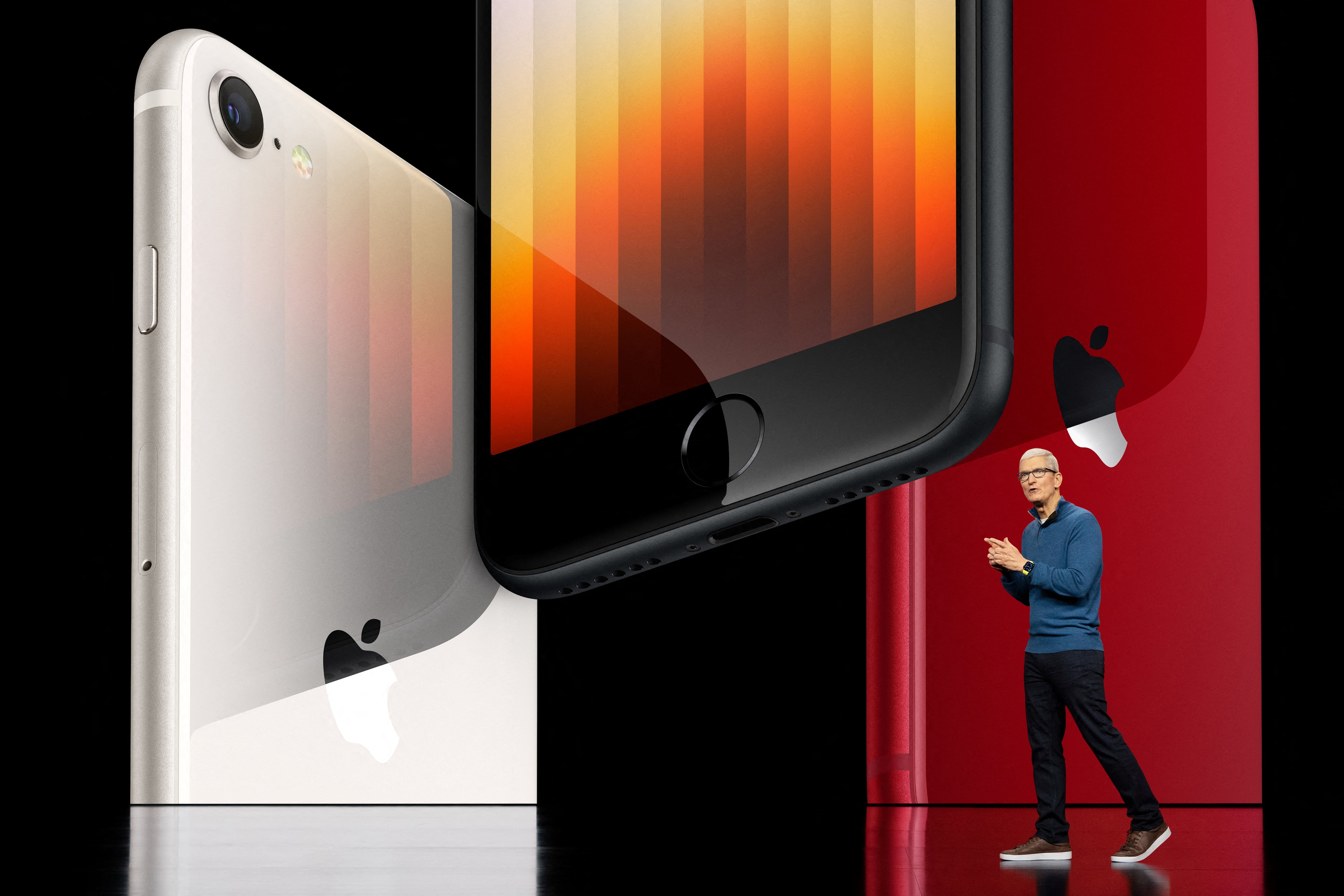 El color rojo regresa al catálogo del iPhone tras su ausencia desde la serie iPhone 15, marcando un cambio estratégico, y estar presente en modelos como el iPhone 8. (Brooks Kraft/Apple Inc./Handout via REUTERS. )