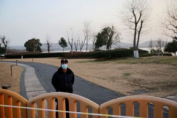 Miembros del equipo de la OMS que deben investigar los orígenes de la pandemia de coronavirus (COVID-19) en Wuhan, China, 28 de enero del 2021. REUTERS/Thomas Peter