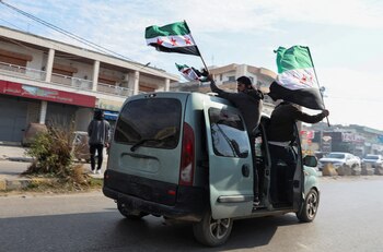 Jóvenes ondean la bandera de
