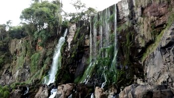 En las cataratas, las paredes