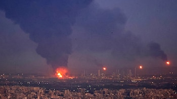 El humo del incendio en