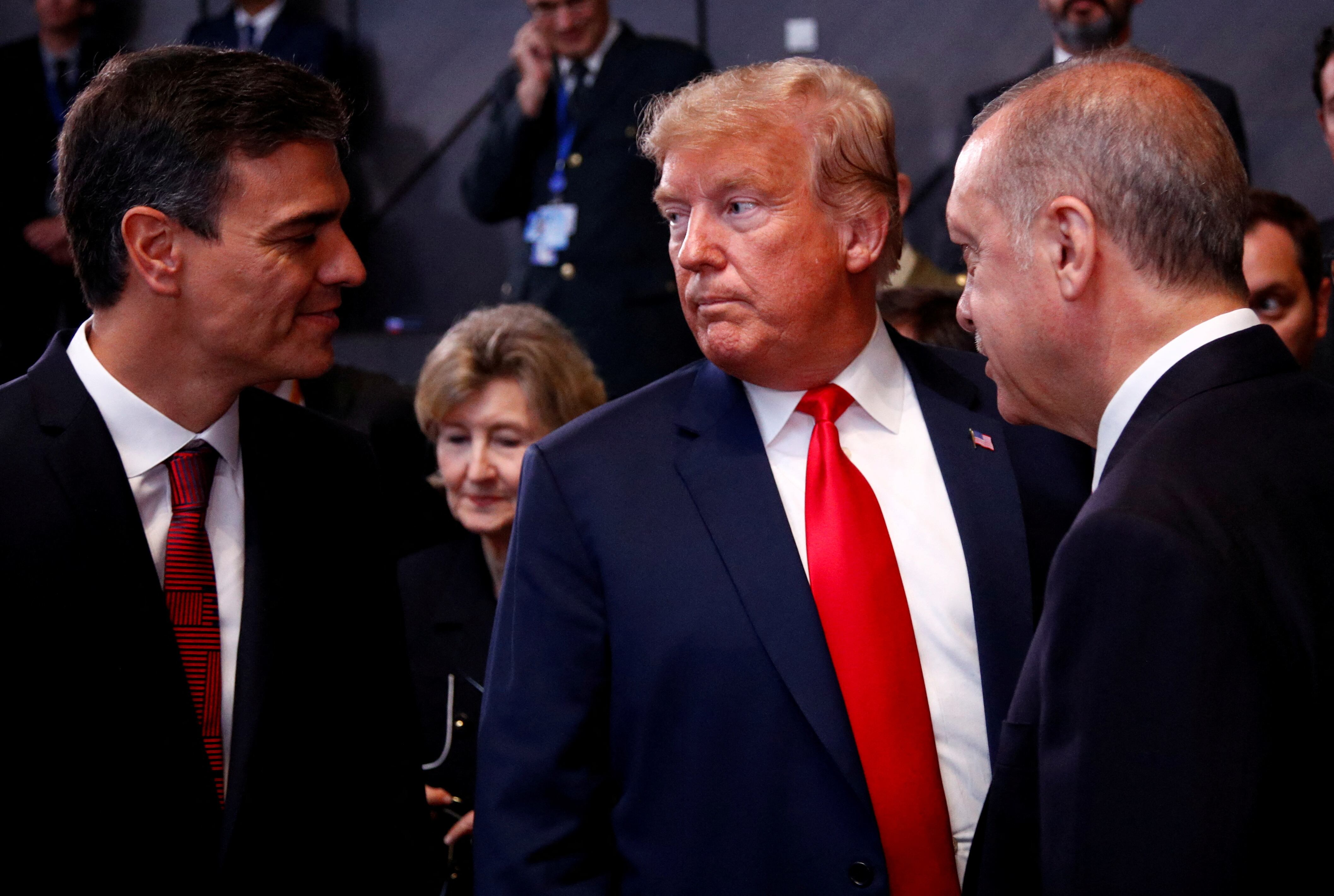 El presidente del Gobierno español, Pedro Sánchez, y el líder de Estados Unidos, Donald Trump, durante una reunión de la OTAN en 2028 (REUTERS/Francois Lenoir)