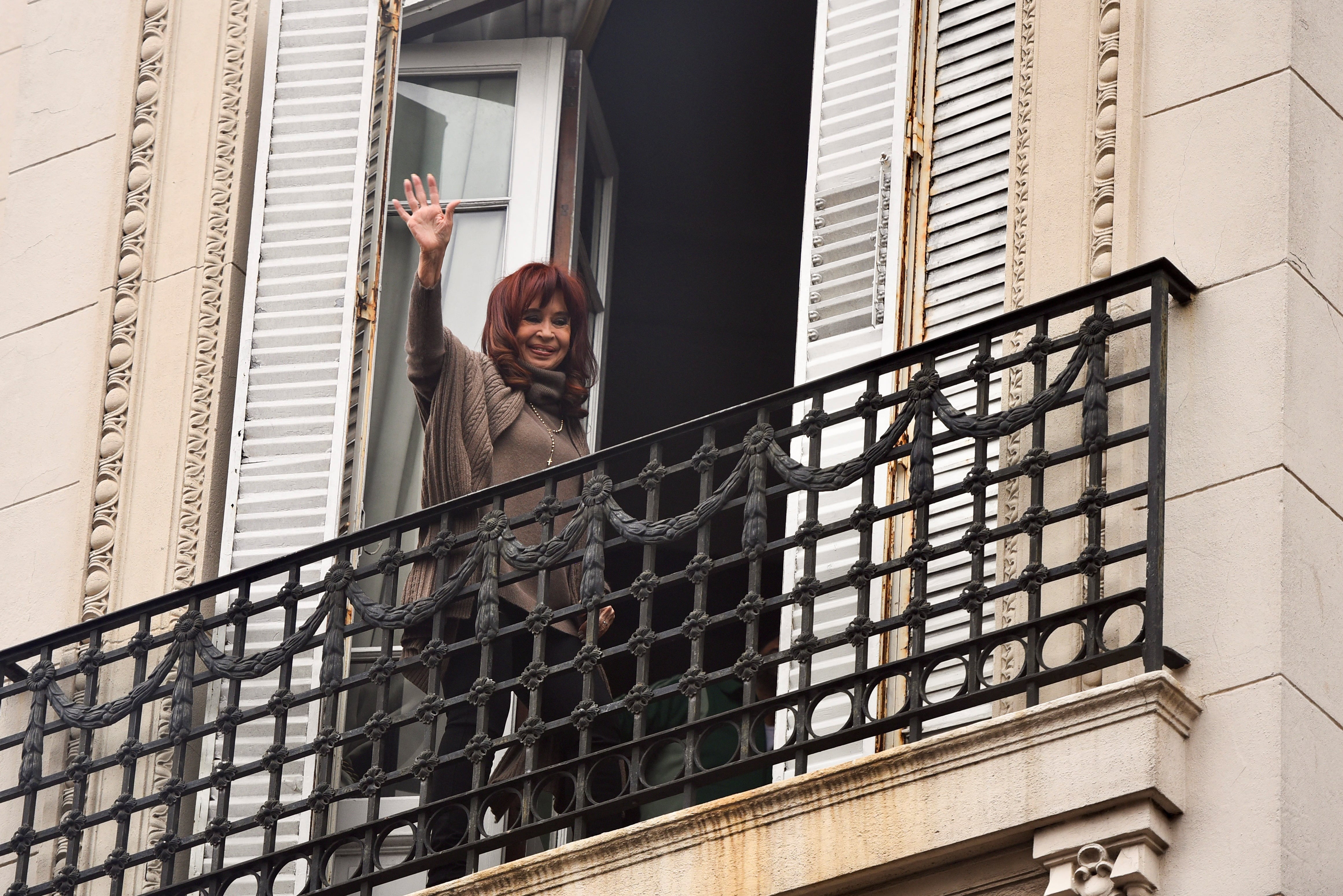 Cristina Kirchner desde el balcón de San José 1111 (REUTERS/Pedro Lazaro Fernández)