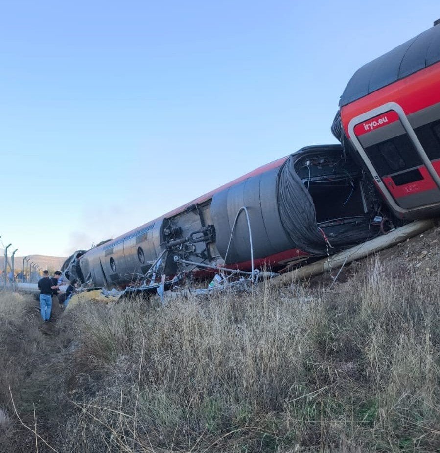 Accidente entre un Iryio y un AVE de Renfe en Los Yébenes