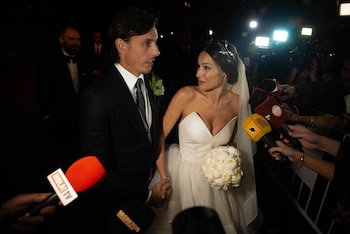 Los novios salieron a hablar con la prensa, luego de dar el sí este viernes por la tarde noche. En la ceremonia participaron 13 testigos, 30 damas de honor y 200 invitados