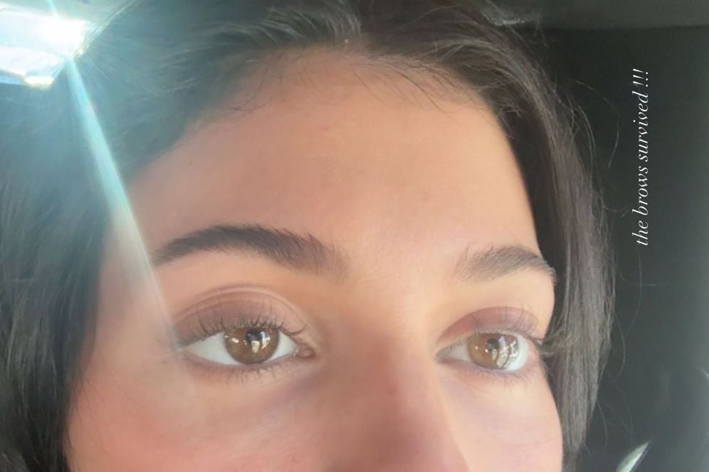 Luego de un par de intentos, Kylie Jenner logró recuperar el aspecto regular de sus cejas (Captura: redes sociales)
