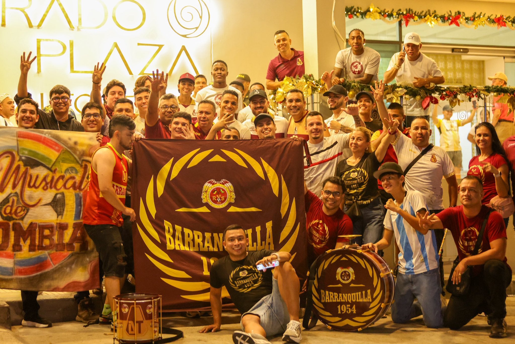 Hinchas del Tolima acompañaron a los jugadores en el hotel en Barranquilla, previo a la final frente a Junior - crédito Deportes Tolima