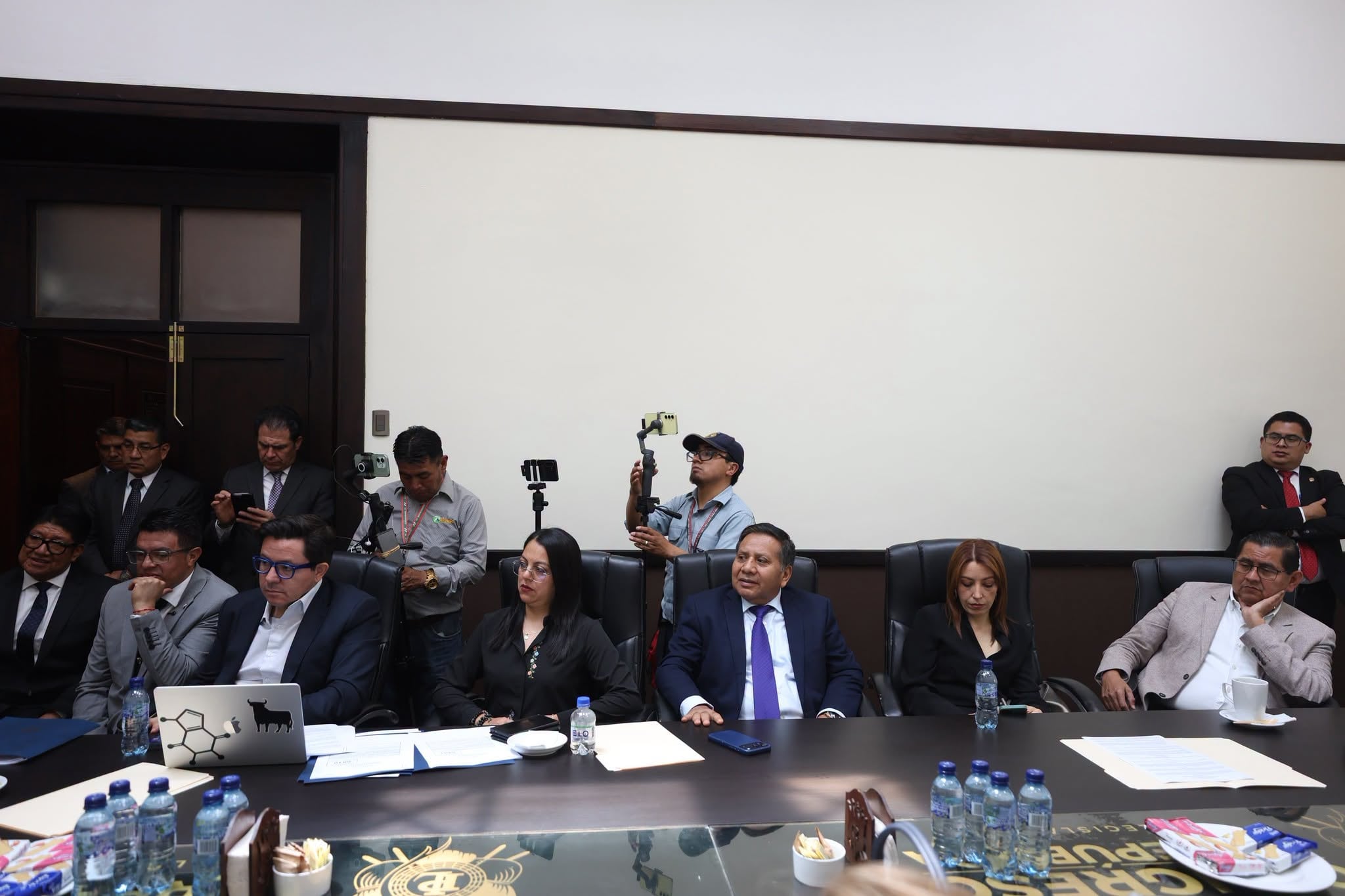 Luis Contreras reunió en el Congreso de Guatemala a diputados y autoridades indígenas de Totonicapán y Sololá para negociar una salida al alza de los combustibles. (Congreso de la República de Guatemala)