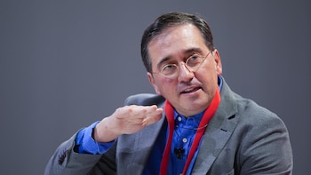 Albares traslada a su homólogo egipcio su condena por los cánticos "racistas" en el partido de España