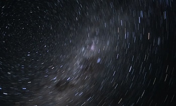 Esta es una exposición de seis segundos de las estrellas vistas desde la ventana de Integrity. (NASA)