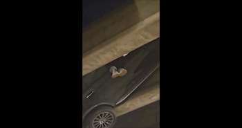 La Policía de Atlanta indicó que el conductor perdió el control del Mercedes-Benz GLC en una curva de la rampa que conecta las interestatales 75 y 85 con la I-20 East (Captura de video)
