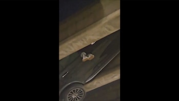 Un auto quedó al borde de un puente en Atlanta y el conductor fue visto con las piernas colgando sobre la autopista
