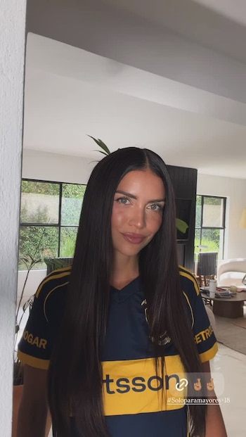 Zaira Nara suma su aliento a Boca vistiendo la camiseta azul y oro y posteando en Instagram en plena disputa del Superclásico argentino