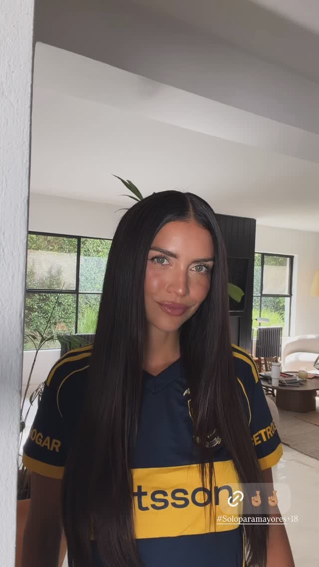 Zaira Nara suma su aliento a Boca vistiendo la camiseta azul y oro y posteando en Instagram en plena disputa del Superclásico argentino