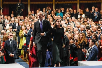 El rey Felipe VI y la reina Letizia a su llegada a la ceremonia de entrega de los Premios Princesa de Asturias (EFE)